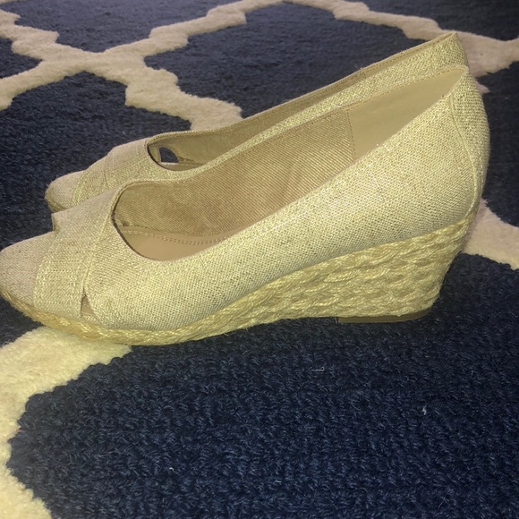 Natural/Gold espadrille wedges - Picture 4 of 6